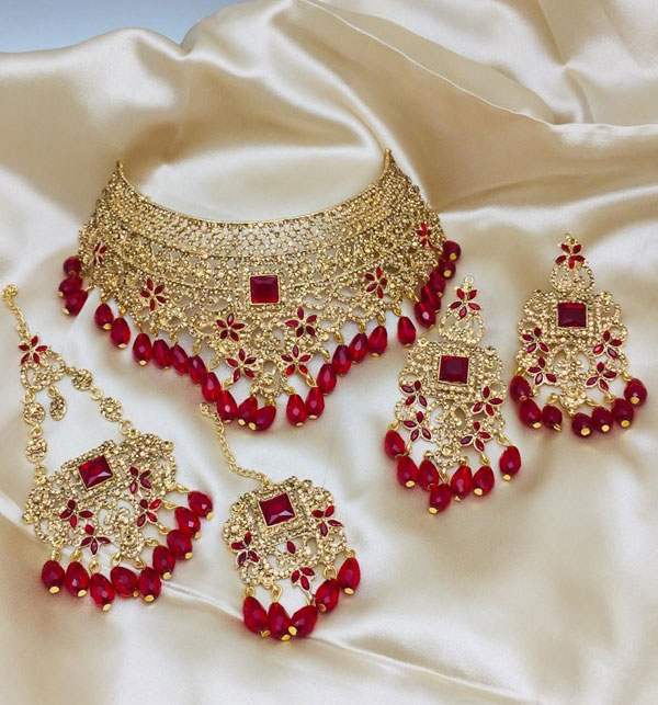 Maroon Pearl Golden Wedding Necklace Jewelry Set With Earrings, Jhumar And Teeka (ZV:20175)