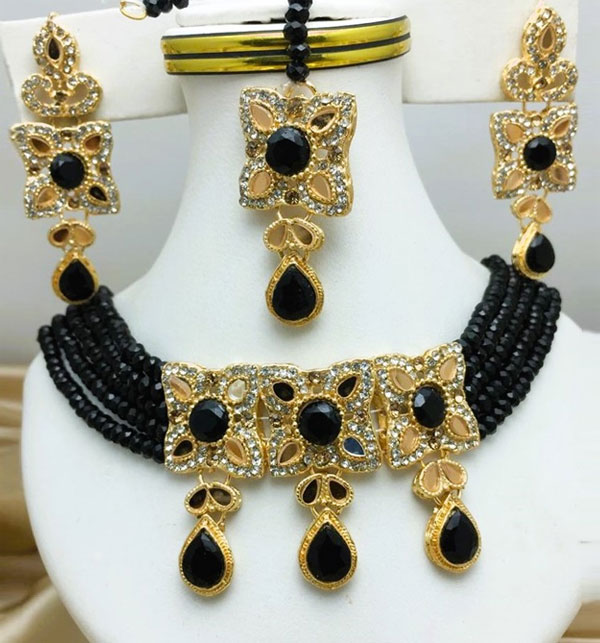 Stylish Black Choker Necklace Jewelry Set With Earrings and Teeka (ZV:19333)