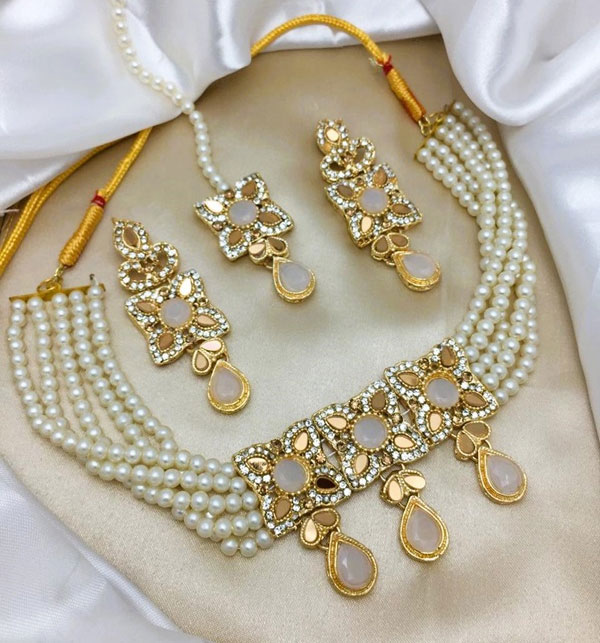 Stylish White Color Choker Necklace Jewelry Set With Earrings and Teeka (ZV:19343)