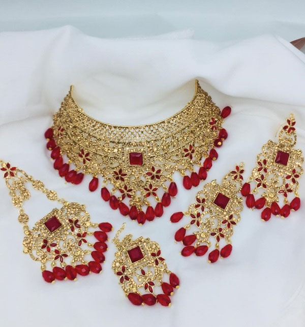 Maroon Pearl Golden Wedding Necklace Jewelry Set With Earrings, Jhumar And Teeka (ZV:20175)