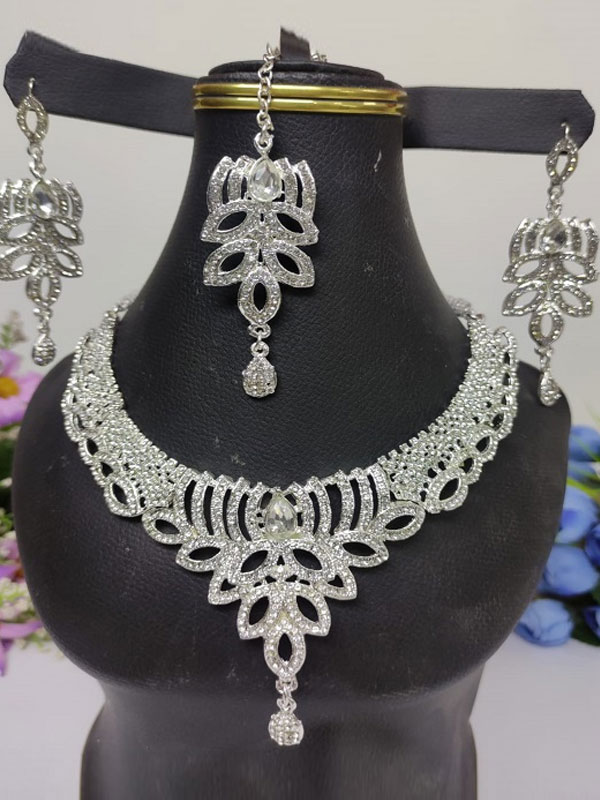 Beautiful Silver Wedding Necklace Jewelry Set With Earrings And Tikka (ZV:3098)