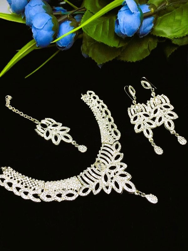 Beautiful Silver Wedding Necklace Jewelry Set With Earrings And Tikka (ZV:3098)