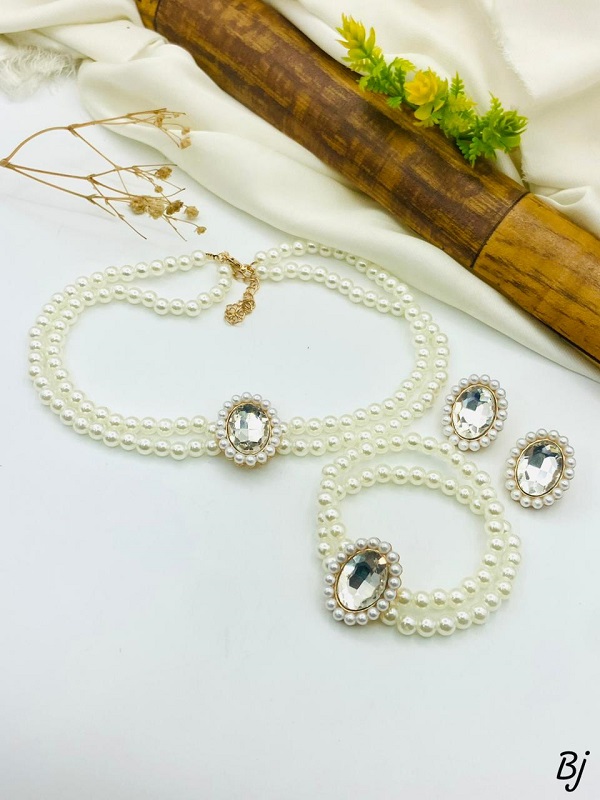 Beautiful Pearl Choker Jewelry Set with Earrings