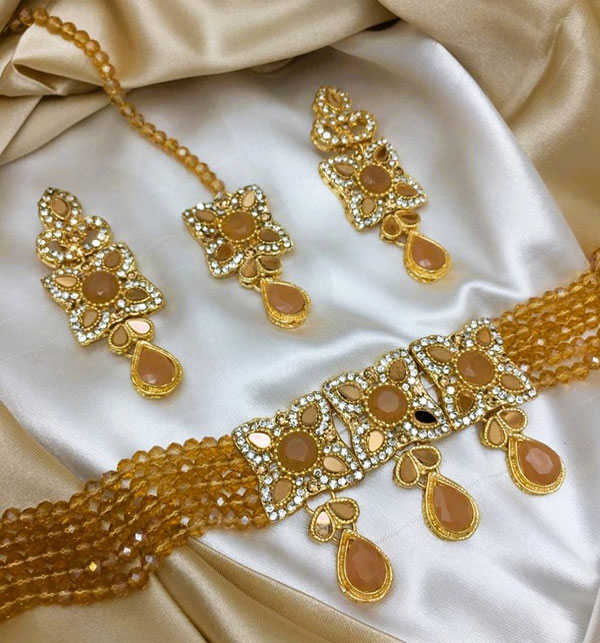 Stylish Peach Color Choker Necklace Jewelry Set With Earrings And Teeka (ZV:19338)