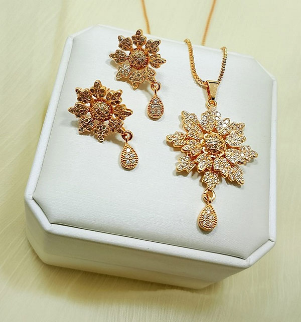 Stylish Zircon Flower Locket Set with Earrings (ZV:25913)