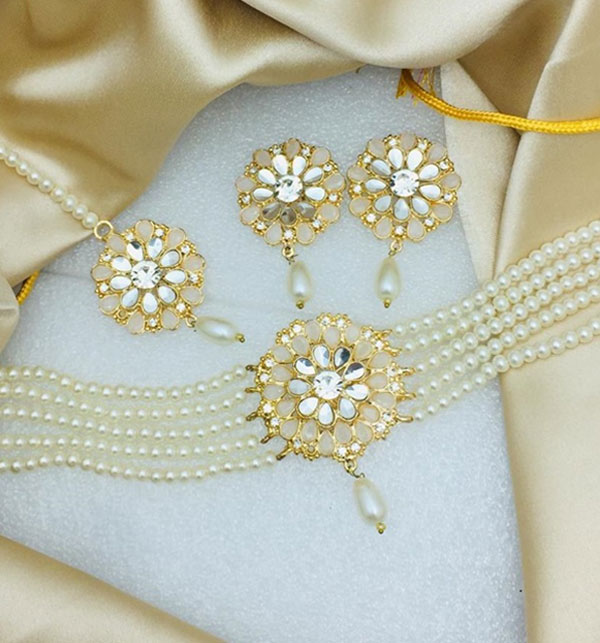 White Pearl Choker Necklace Jewelry Set With Earrings And Matha Patti (ZV:19036)